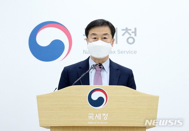[세종=뉴시스] 노정석 국세청 조사국장이 4일 정부세종2청사에서 브리핑을 열고 탈세 혐의자 38명의 세무 조사에 착수한다고 밝히고 있다. 2020.11.04. (사진=국세청 제공)