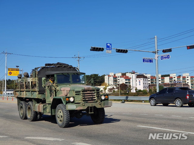 [고성=뉴시스]장경일 기자 = 4일 강원 동부전선에서 신원미상의 움직임이 포착돼 육군 군용차량들이 작전수행을 위해 이동하고 있다. 2020.11.04.jgi1988@newsis.com