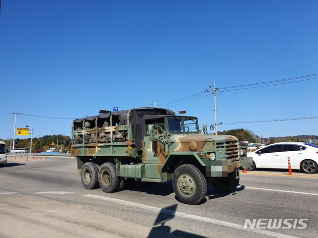 [고성=뉴시스]장경일 기자 = 4일 강원 동부전선에서 신원미상의 움직임이 포착돼 육군 군용차량들이 작전수행을 위해 이동하고 있다. 2020.11.04.jgi1988@newsis.com