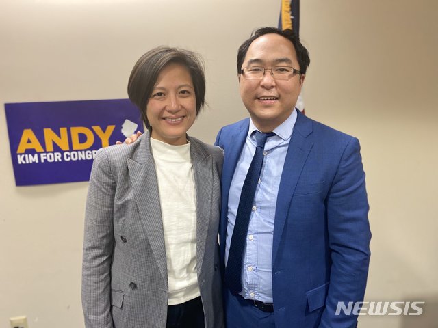 [서울=뉴시스]한국계 미국인 앤디 김(사진 오른쪽)이 지난 3일(현지시간) 대통령 선거와 함께 치러진 하원의원 선거에서 재선에 성공했다. 사진은 김 의원이 선거 이후 트위터에 올린 사실상 당선 사례 갈무리. 2020.11.04