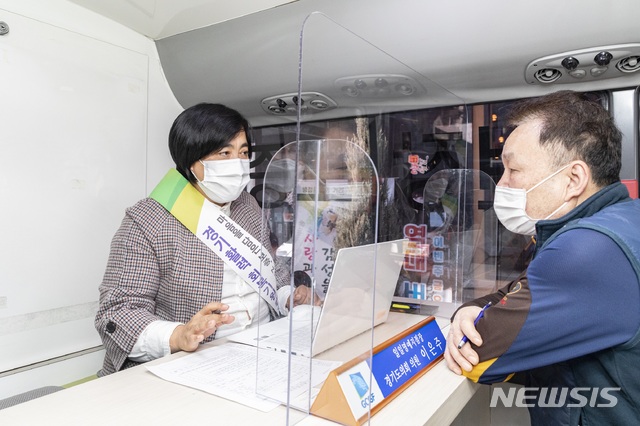 [화성=뉴시스]4일 오후 이은주 경기도의회 경제노동위원장이 화성시 병점중심상가 일원에서 현장보증 상담회를 실시하고 있다.(경기신보 제공)