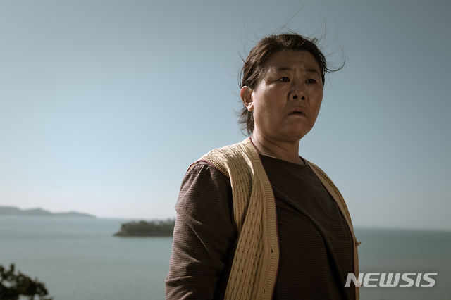 [서울=뉴시스]배우 이정은. 영화 '내가 죽던 날' 스틸. (사진=워너브러더스 코리아 제공) 2020.11.04. photo@newsis.com