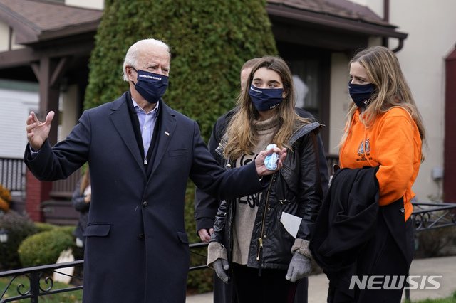 [스크랜턴=AP/뉴시스] 미국 대선 당일인 3일(현지시간) 조 바이든 민주당 후보(왼쪽)가 최대 격전지 펜실베이니아 스크랜턴에 있는 유년시절 자택을 방문한 이후 기자들에게 말하고 있다. 바이든 후보 곁에는 동행한 손녀 2명이 서 있다. 2020.11.04.&nbsp; 