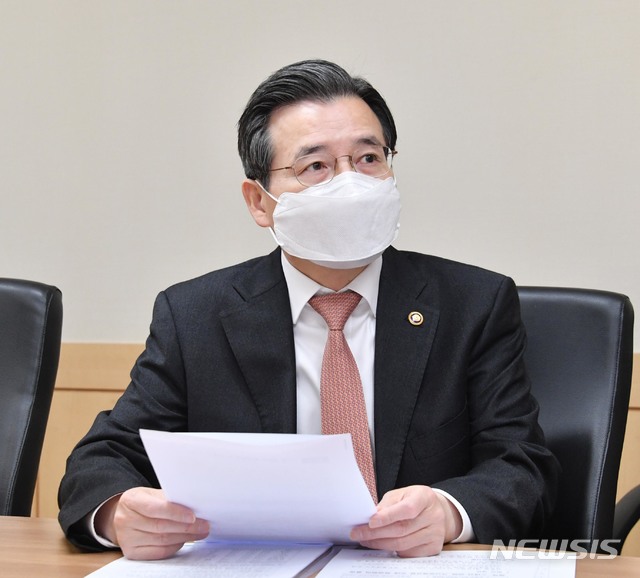 [서울=뉴시스]김용범 기획재정부 차관이 4일 서울 종로구 정부서울청사에서 서울-세종간 화상으로 열린 '거시경제 금융 부내점검회의'를 주재, 발언하고 있다. (사진=기획재정부 제공) 2020.11.04. photo@newsis.com