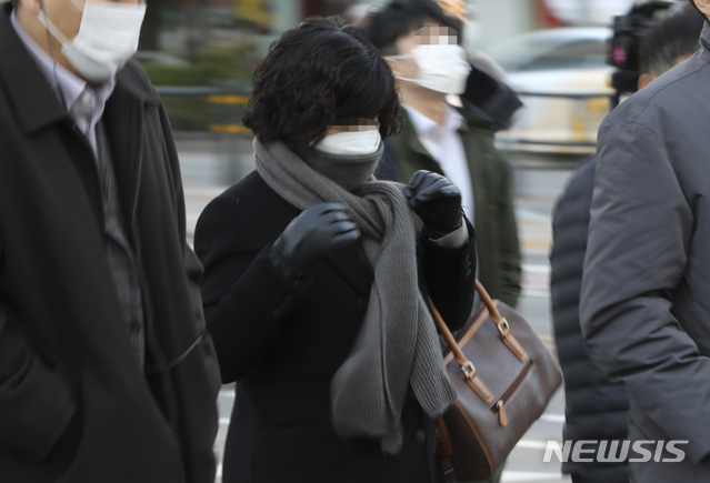 [서울=뉴시스] 최진석 기자 = 서울 최저기온이 영하 1도까지 떨어진 4일 서울 광화문 네거리에서 시민들이 출근길 발걸음을 재촉하고 있다. 2020.11.04.  myjs@newsis.com