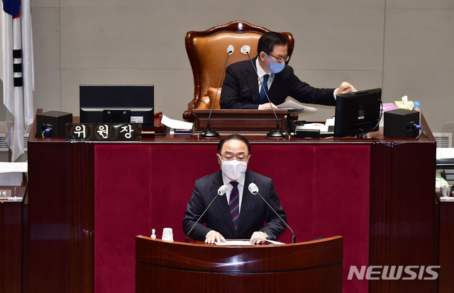 [서울=뉴시스] 김진아 기자 = 홍남기 경제부총리 겸 기획재정부 장관이 4일 서울 여의도 국회에서 열린 2021년도 정부 예산안 관련 예산결산특별위원회 전체회의에서 예산안 설명을 하고 있다. (공동취재사진) 2020.11.04. photo@newsis.com