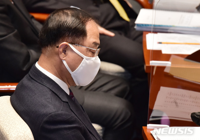 [서울=뉴시스] 김진아 기자 = 홍남기 경제부총리 겸 기획재정부 장관이 4일 서울 여의도 국회에서 열린 2021년도 정부 예산안 관련 예산결산특별위원회 전체회의에서 추경호 국민의힘 간사의 사의 표명 관련 의사진행발언에 고개를 숙이고 있다. (공동취재사진) 2020.11.04.&nbsp; photo@newsis.com