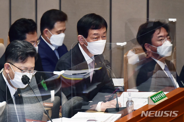 [서울=뉴시스] 김진아 기자 = 진영 행정안전부 장관이 4일 서울 여의도 국회에서 열린 2021년도 정부 예산안 관련 예산결산특별위원회 전체회의에서 의원 질의에 답하고 있다. (공동취재사진) 2020.11.04.&nbsp; photo@newsis.com