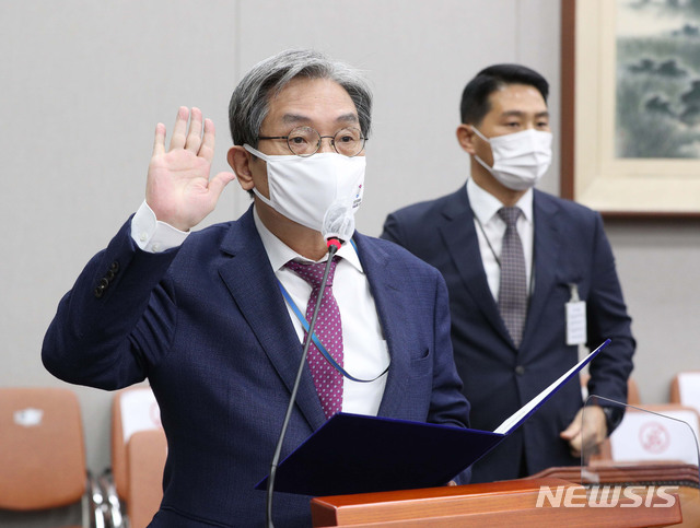 [서울=뉴시스] 김진아 기자 = 노영민 대통령 비서실장이 4일 오전 서울 여의도 국회에서 열린 국회운영위원회의 청와대 대통령비서실·국가안보실·대통령경호처에 대한 국정감사에서 증인 선서를 하고 있다. (공동취재사진) 2020.11.04. photo@newsis.com