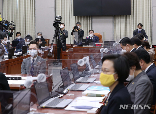 [서울=뉴시스] 김진아 기자 = 김태년 위원장이 4일 오전 서울 여의도 국회에서 열린 국회운영위원회의 청와대 대통령비서실·국가안보실·대통령경호처에 대한 국정감사에서 의사봉을 두드리고 있다. (공동취재사진) 2020.11.04.  photo@newsis.com