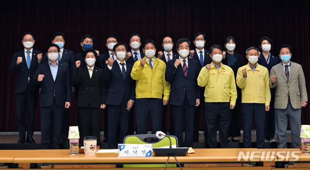 [대구=뉴시스] 이무열 기자 = 이낙연 더불어민주당 대표가 4일 오전 더불어민주당-대구시 지역균형 뉴딜 현장방문 및 정책간담회에 참석해 기념사진을 찍고 있다. 2020.11.04.lmy@newsis.com