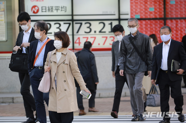 [도쿄=AP/뉴시스] 일본 수도 도쿄 시내에서 4일 신종 코로나바이러스 감염증(코로나19) 예방을 위해 마스크를 착용한 행인들이 바삐 움직이고 있다. 2020.11.05 