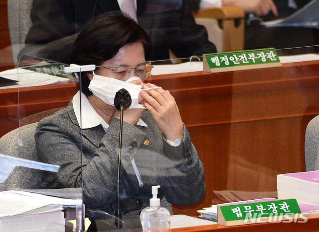 [서울=뉴시스]김선웅 기자 = 추미애 법무부 장관이 4일 국회에서 열린 예산결산특별위원회 전체회의에서 물을 마시고 있다. (공동취재사진) 2020.11.04.&nbsp; photo@newsis.com