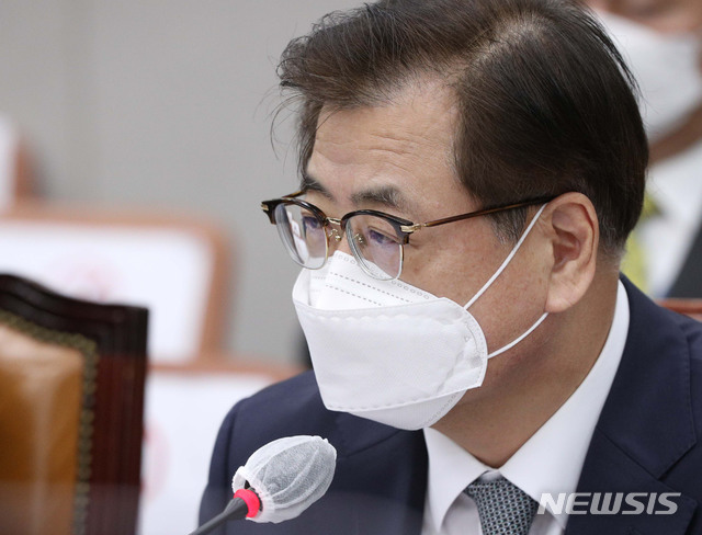 [서울=뉴시스] 김진아 기자 = 서훈 국가안보실장이 4일 오전 서울 여의도 국회에서 열린 국회운영위원회의 청와대 대통령비서실·국가안보실·대통령경호처에 대한 국정감사에서 의원들의 질의에 답변하고 있다. (공동취재사진) 2020.11.04.&nbsp; photo@newsis.com