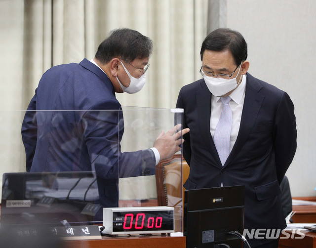 [서울=뉴시스] 김진아 기자 = 김태년 국회 운영위원장과 주호영 원내대표가 4일 오전 서울 여의도 국회에서 열린 국회운영위원회의 청와대 대통령비서실·국가안보실·대통령경호처에 대한 국정감사에서 대화하고 있다. (공동취재사진) 2020.11.04. photo@newsis.com