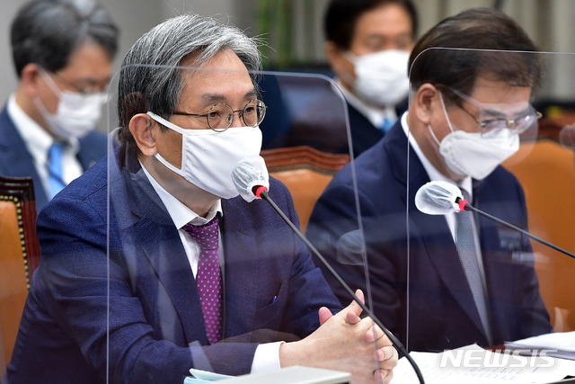 [서울=뉴시스] 전진환 기자 = 노영민 대통령 비서실장이 4일 오전 서울 여의도 국회에서 열린 국회운영위원회의 청와대 대통령비서실·국가안보실·대통령경호처에 대한 국정감사에서 의원 질의에 답변을 하고 있다.&nbsp; (공동취재사진) 2020.11.04.photo@newsis.com