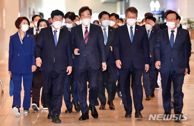 [부산=뉴시스] 하경민 기자 = 민주당 이낙연 대표 등 지도부가 4일 오후 부산 동구 부산항 국제전시컨벤션센터에서 열린 부산·울산·경남 지역균형뉴딜 현장최고위원회 및 예산정책협의회에 참석, 회의장에 입장하고 있다. 2020.11.04. yulnetphoto@newsis.com