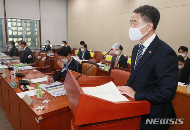 [서울=뉴시스] 김진아 기자 = 박능후 보건복지부 장관이 4일 오후 서울 여의도 국회에서 열린 보건복지위원회 전체회의에 참석해 2021년도 예산안 제안설명을 하고 있다.  (공동취재사진) 2020.11.04.    photo@newsis.com