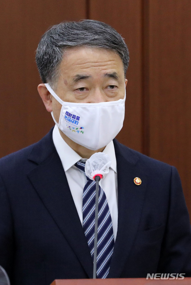 [서울=뉴시스] 김진아 기자 = 박능후 보건복지부 장관이 4일 오후 서울 여의도 국회에서 열린 보건복지위원회 전체회의에 참석해 2021년도 예산안 제안설명을 하고 있다. (공동취재사진) 2020.11.04.&nbsp; photo@newsis.com