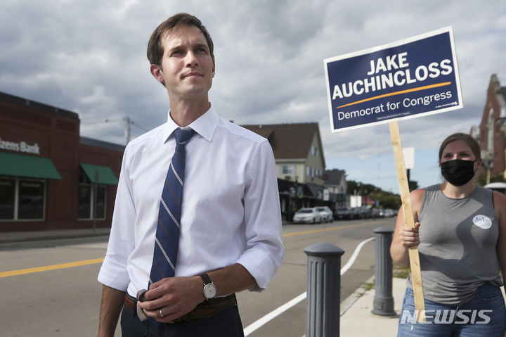 [니덤(미 매사추세츠주)=AP/뉴시스]지난 2020년 9월1일 미 매사추세츠주 니덤에서 제이크 오친하우스 하원의원이 선거운동을 하면서 유권자들에게 인사하고 있다. 그는 25일(현지시간) 의회에서 미-이스라엘 인공지능센터 창설 법안에 대해 연설하면서 인공지능(AI)이 작성한 원고를 읽었다. 2023.1.26