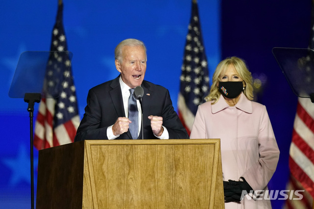  [윌밍턴=AP/뉴시스]조 바이든 미 민주당 대선 후보가 4일(현지시간) 자택이 있는 델라웨어주 윌밍턴에서 아내 질 바이든이 함께 한 가운데 지지자들을 향해 연설하고 있다. 2020.11.04.&nbsp; 