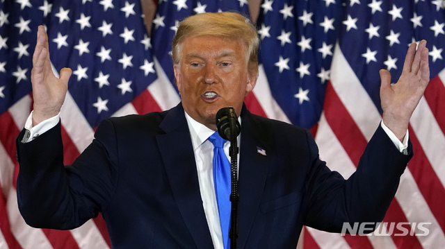 [워싱턴=AP/뉴시스]도널드 트럼프 미국 대통령이 4일(현지시간) 백악관 이스트룸에서 연설하고 있다. 트럼프 대통령은 이 자리에서 "이길 준비가 돼 있고, 사실 이겼다"라며 자신감을 드러냈다. 2020.11.04. 