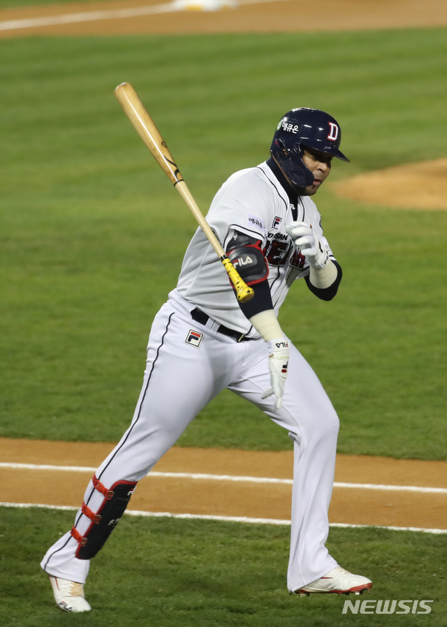 [서울=뉴시스] 고승민 기자 = 4일 서울 잠실야구장에서 열린 2020 KBO 포스트시즌 준PO 1차전 LG트윈스와 두산베어스 경기, 두산 공격 1회말 무사 1루 상황 2번타자 페르난데스가 우익수 뒤 홈런을 치고 1루로 진루하며 배트를 던지고 있다. 2020.11.04. kkssmm99@newsis.com