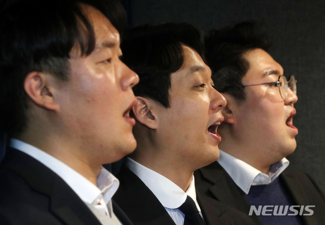 [서울=뉴시스]홍효식 기자 = 베이스 김석준(왼쪽부터), 바리톤 김주택, 테너 김승직이 지난 4일 오후 서울 서초구 스튜디오 루이쏭 음악연습실에서 뉴시스와 인터뷰를 하기 앞서 포즈를 취하고 있다. 2020.11.05.&nbsp; yesphoto@newsis.com