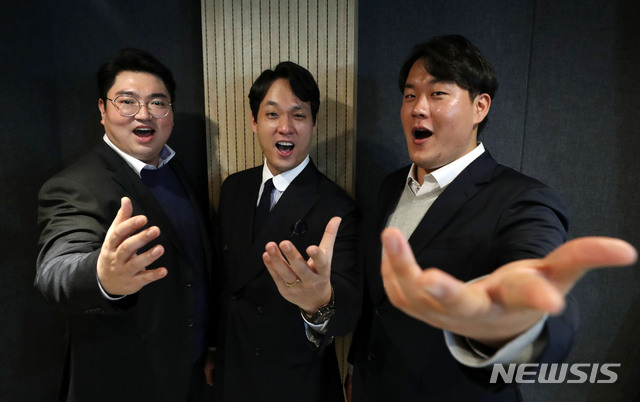[서울=뉴시스]홍효식 기자 = 테너 김승직(왼쪽부터), 바리톤 김주택, 베이스 김석준이 지난 4일 오후 서울 서초구 스튜디오 루이쏭 음악연습실에서 뉴시스와 인터뷰를 하기 앞서 포즈를 취하고 있다. 2020.11.05.&nbsp; yesphoto@newsis.com