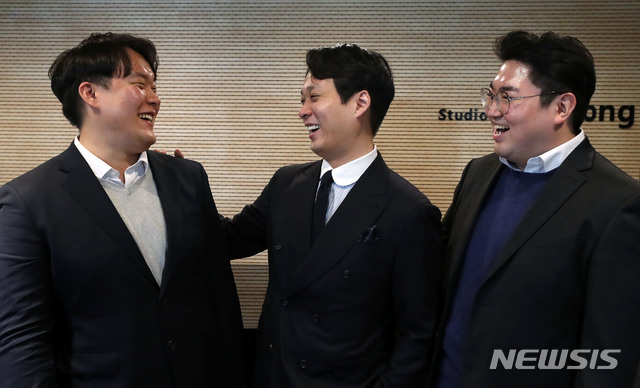 [서울=뉴시스]홍효식 기자 = 베이스 김석준(왼쪽부터), 바리톤 김주택, 테너 김승직이 지난 4일 오후 서울 서초구 스튜디오 루이쏭 음악연습실에서 뉴시스와 인터뷰를 하기 앞서 포즈를 취하고 있다. 2020.11.05. yesphoto@newsis.com