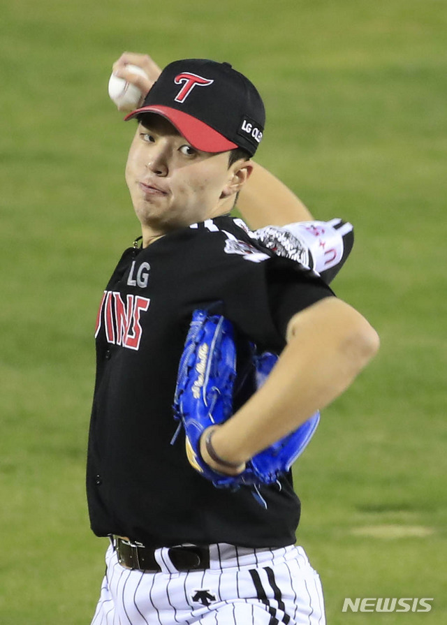 [서울=뉴시스] 박민석 기자 = 4일 오후 서울 송파구 잠실야구장에서 열린 2020 신한은행 SOL KBO 포스트시즌 준플레이오프 1차전 두산 베어스와 LG 트윈스의 경기, 1회말 LG 선발투수 이민호가 역투하고 있다. 2020.11.04. mspark@newsis.com