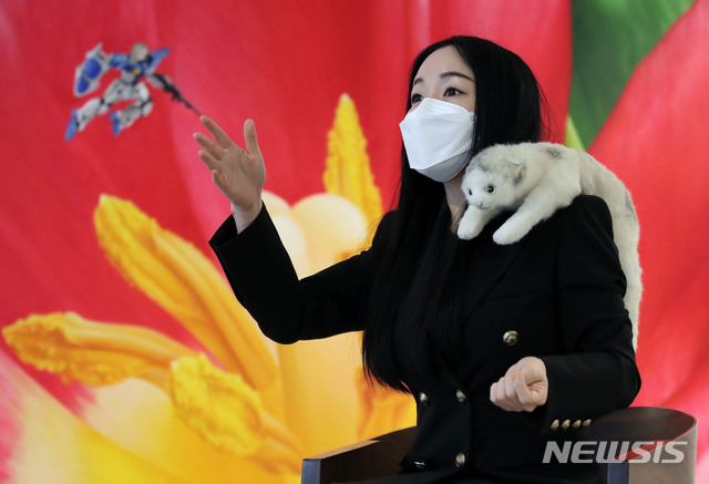 [서울=뉴시스] 박미소 기자 = 낸시랭이 지난 4일 서울 마포구 진산갤러리에 마련된 개인전 '스칼렛 페어리'에서 뉴시스와 인터뷰를 하고 있다.2020.11.07.    misocamera@newsis.com