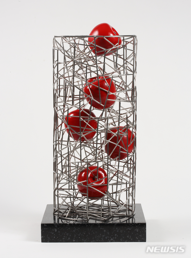[서울=뉴시스]2020마니프_김정희, space 2014 apple, 22x22x50, Stainless s,teel Mixed media 2014 500만원 