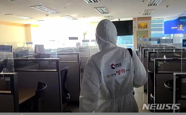 [천안=뉴시스]이종익 기자 = 5일 오전 코로나19 확진자 20명이 집단으로 발생한 충남 천안의 한 생명보험 콜센터에서 방역 관계자들이 소독 작업을 하고 있다. 2020.11.05.&nbsp; 007news@newsis.com 