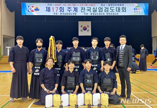 [대구=뉴시스]이지연 기자 = 대구 달서구청 검도부가 제17회 추계 전국실업검도대회에서 5단부 개인전에 다수 입상했다. 왼쪽 뒷줄 두번째부터 최성민·김진욱·주연우·이영욱 선수. (사진=달서구청 제공) 2020.11.05. photo@newsis.com