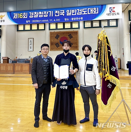 [대구=뉴시스]이지연 기자 = 제16회 경찰청장기 전국 일반검도대회에서 대구 달서구청 검도부 이상민 선수가 우승을 차지했다. (사진=달서구청 제공) 2020.11.05. photo@newsis.com