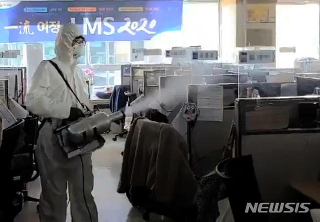 [천안=뉴시스]이종익 기자 = 5일 오전 충남 천안과 아산지역에서 코로나19 확진자 21명이 집단으로 발생한 신한카드 신한생명 천안콜센터에서 방역 관계자들이 방역 작업을 하고 있다. 2020.11.05.&nbsp; 007news@newsis.com 