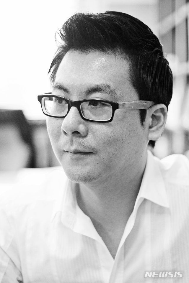 [서울=뉴시스]◇정영한 작가=중앙대학교 예술대학 서양화학과 졸업, 중앙대학교 대학원 회화학과 졸업 (서양화전공), 홍익대학교 대학원 박사과정 미술학과 졸업 (회화전공), 현재 중앙대학교 예술대학 미술학부 교수 (미술학박사) ▶개인전 25회 및 단체전 500여 회 ▶수상: 제7회 주목할 예술가상, 제4회 대한민국미술인의 날 미술인상 본상부문 청년작가상, 제26회 대한민국미술대전 우수상 