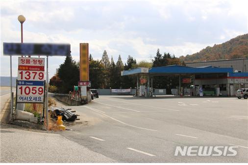 [세종=뉴시스]5일 한국석유관리원은 최근 들어 충남 공주와 논산에 위치한 주유소 2곳에서 기름을 넣은 차량에 배기가스 저감 장치 고장과 시동 꺼짐 등의 문제가 발생했다고 밝혔다. 사진은 논산 소재 주유소. (사진=한국석유관리원 제공)