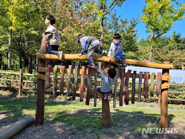 [서울=뉴시스] 서울 동작구 아이들이 유아숲 체험프로그램에 참여해 즐겁게 활동하는 모습. (사진=동작구 제공) 2020.11.05. photo@newsis.com 