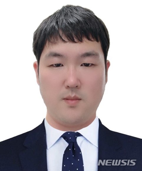 [창원=뉴시스] 일본 히로시마대학교 교수로 임용된 창원대학교 물리학과 졸업생 김상욱 씨.(사진=창원대학교 제공)