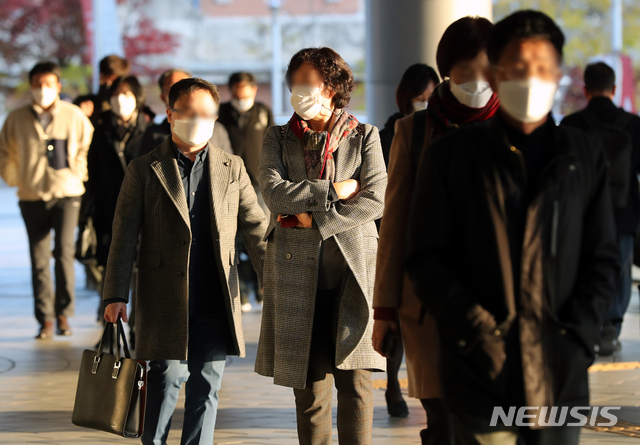 [서울=뉴시스]이윤청 기자 = 전국 대부분 지역의 아침 기온이 5도 이하로 떨어지며 출근길 추위가 이어지고 있는 지난 5일 서울 용산구 서울역에서 시민들이 출근길 발걸음을 재촉하고 있다. 2020.11.05. radiohead@newsis.com