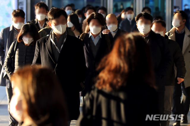 [서울=뉴시스]이윤청 기자 = 지난 5일 서울 용산구 서울역에서 시민들이 마스크를 착용한 채 출근길 발걸음을 재촉하고 있다. 2020.11.05.   radiohead@newsis.com