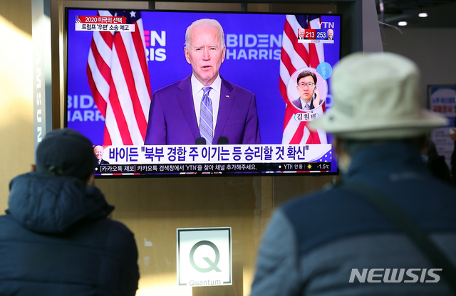 [서울=뉴시스]이윤청 기자 = 미국 대선 개표가 진행 중인 5일 서울 용산구 서울역에서 시민들이 미국 대선 뉴스를 시청하고 있다. 4일(현지시간) CNN은 미국 민주당이 3일 치러진 대통령 선거 승리를 예상하고 있다고 보도했다. 2020.11.05.&nbsp; radiohead@newsis.com