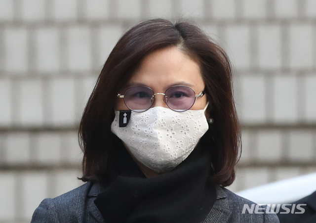 [서울=뉴시스] 조수정 기자 = 자녀 입시비리와 사모펀드 투자 의혹 등으로 기소된 조국 전 법무부 장관의 배우자 정경심 동양대 교수가 5일 오전 서울 서초구 서울중앙지방법원에서 열린 결심 공판에 출석하기 위해 법정으로 향하고 있다. 2020.11.05.&nbsp; chocrystal@newsis.com
