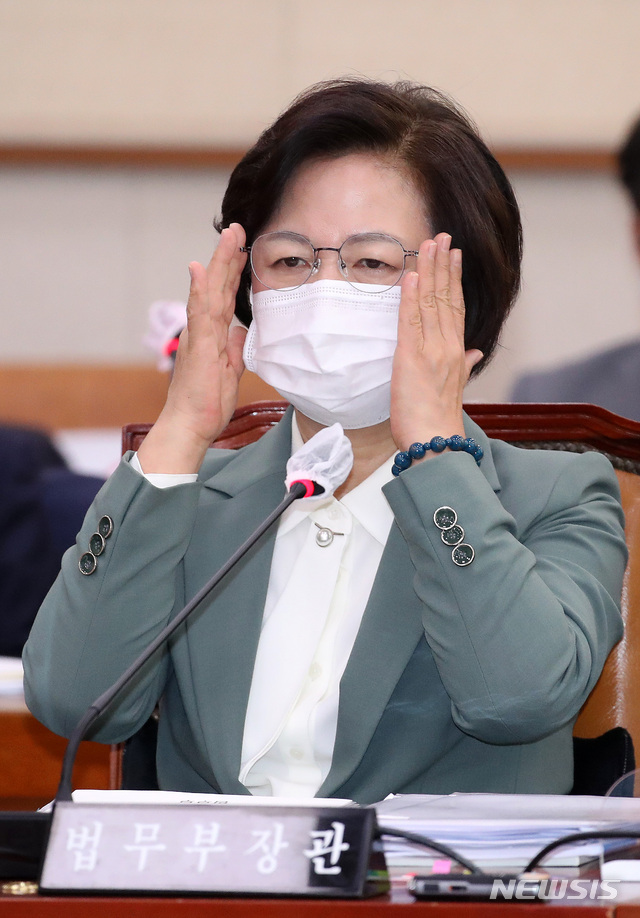 [서울=뉴시스]김선웅 기자 = 추미애 법무부장관이 5일 서울 여의도 국회에서 열린 법제사법위원회 전체회의에 출석해 자리하고 있다. 2020.11.05.&nbsp; mangusta@newsis.com