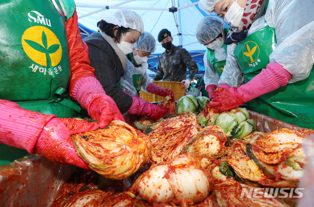 [서울=뉴시스]홍효식 기자 = 5일 오전 서울 성북구청 앞 바람마당에서 열린 2020년 서울시 자치구 첫 김장 행사에 참석한 새마을부녀회원 및 군 장병들이 홀몸 어르신, 장애인, 소년·소녀가장 등에게 전달할 김장 김치를 담그고 있다. 2020.11.05.&nbsp;&nbsp; yesphoto@newsis.com