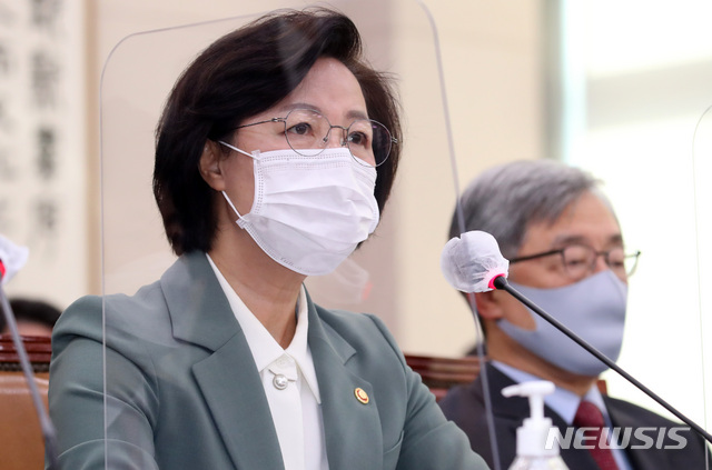 [서울=뉴시스]김선웅 기자 = 추미애 법무부장관이 5일 서울 여의도 국회에서 열린 법제사법위원회 전체회의에서 의원 질의에 답변하고 있다. 2020.11.05.&nbsp; mangusta@newsis.com