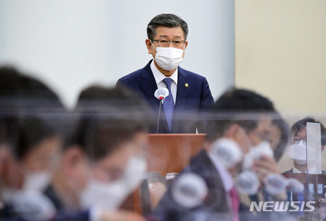 [서울=뉴시스] 신열우 소방청장이 지난해 11월5일 서울 여의도 국회에서 열린 행정안전위 전체회의에 출석한 모습. (사진= 뉴시스 DB) photo@newsis.com