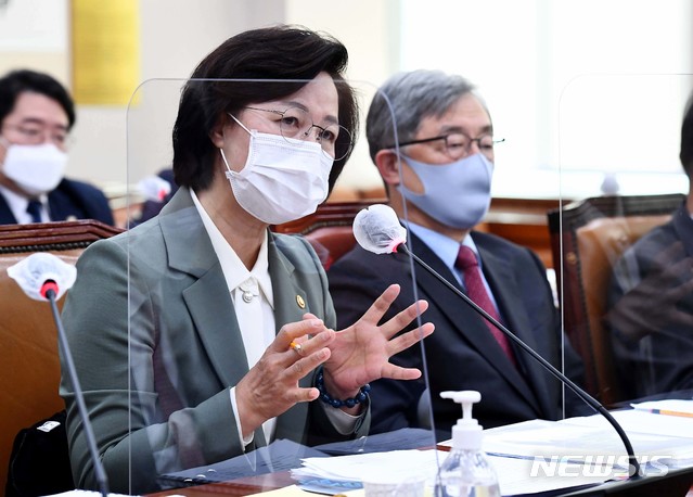 [서울=뉴시스] 전진환 기자 = 추미애 법무부 장관이 5일 서울 여의도 국회에서 열린 법제사법위원회 전체회의에서 의원 질의에 답하고 있다. (공동취재사진) 2020.11.05.&nbsp; photo@newsis.com 